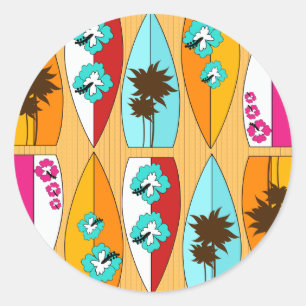 Surfbretter auf dem Promenaden-Sommer-Strand-Thema Runder Aufkleber