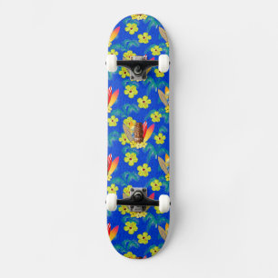 Surfbretter und Tiki Maske Skateboard