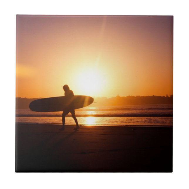 Surfen am Strand bei Sunset Fliese (Vorderseite)