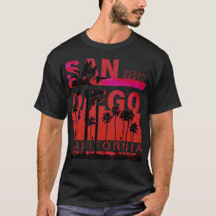 Surfen am Strand von San Diego  T-Shirt