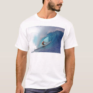 Surfen auf großer blauer Welle Mentawai-Inseln T-Shirt