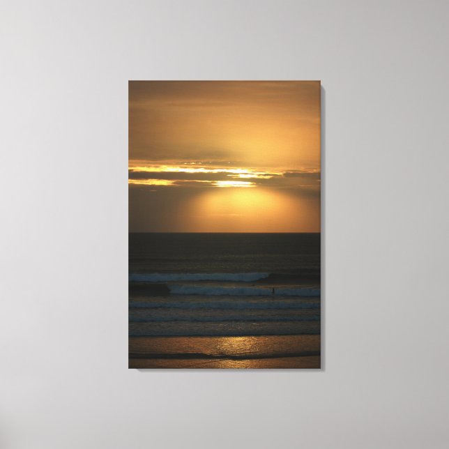 Surfen bei Sonnenuntergang Leinwanddruck (Vorderseite)