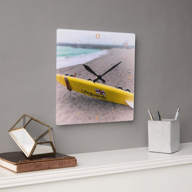 Surfen in der Rettungsweste, West Bay, Dorset Quadratische Wanduhr (Büro)