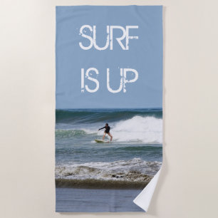 Surfen ist auf strandtuch