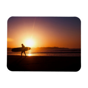 Surfen mit Surfbrett am Strand bei Sunset Magnet
