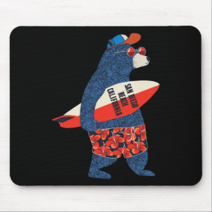 Surfender Bär am Strand von San Diego, Kalifornien Mousepad