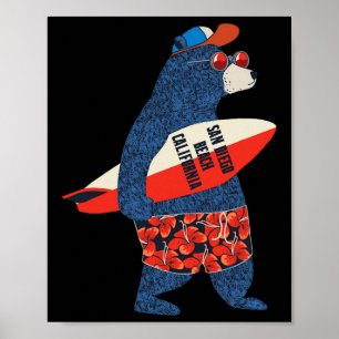 Surfender Bär am Strand von San Diego, Kalifornien Poster