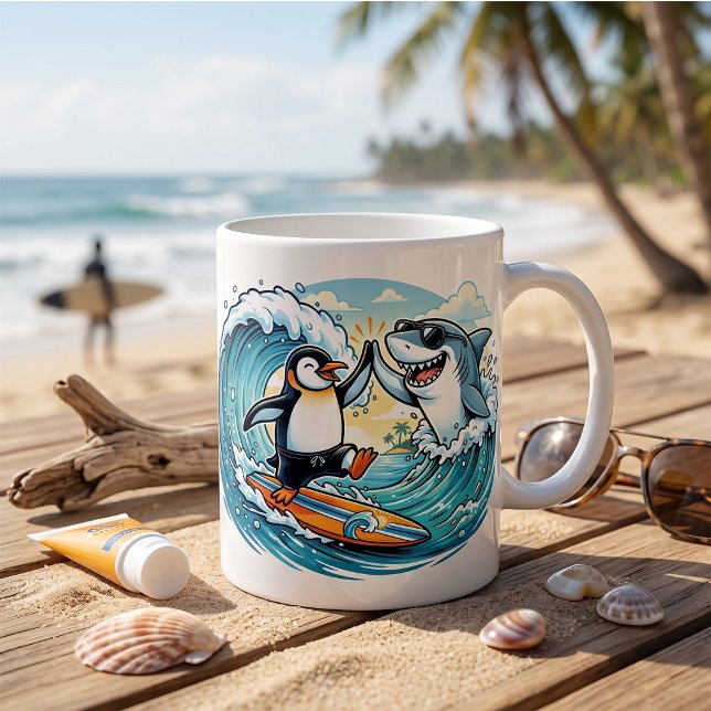 Surfender Pinguin und Hai geben sich High Five Kaffeetasse (Von Creator hochgeladen)