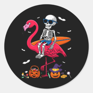 Surfendes Skelett, das einen flammenden Halloween- Runder Aufkleber