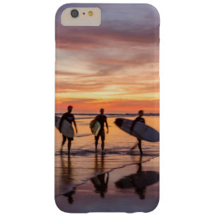 Surfer am Sonnenuntergang gehend auf Strand, Costa Barely There iPhone 6 Plus Hülle