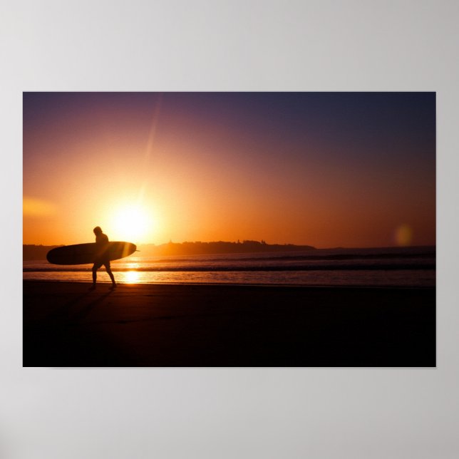 Surfer am Strand bei Sonnenuntergang Poster (Vorne)