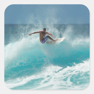 Surfer auf einem großen Wellenaufkleber Quadratischer Aufkleber