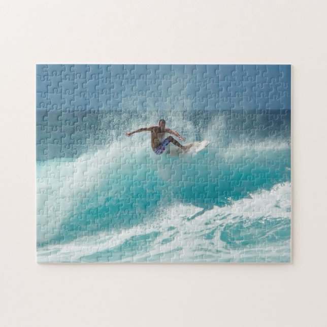 Surfer auf einem Puzzlen der großen Welle (Horizontal)