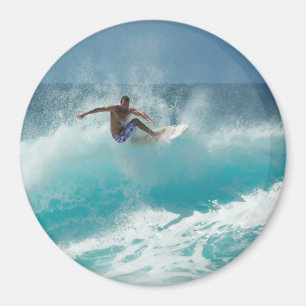 Surfer auf einem runden Magneten der großen Welle Magnet