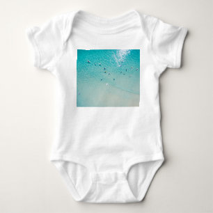 Surfer aus der Luft, klare Ozeane. Baby Strampler