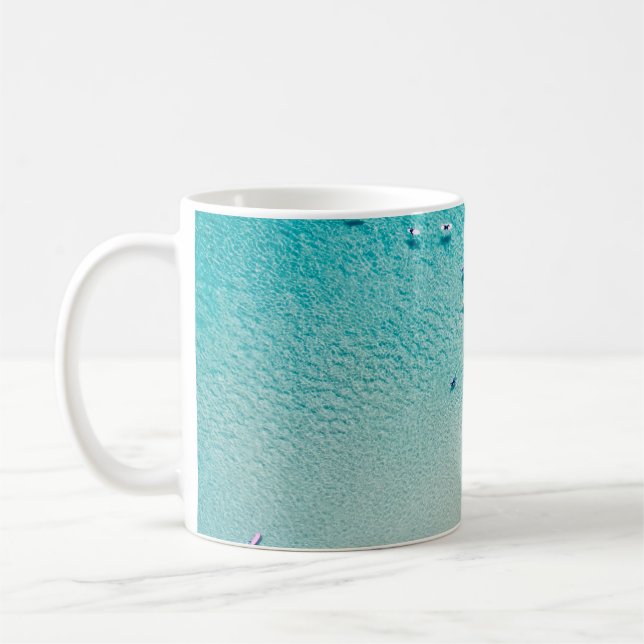 Surfer aus der Luft, klare Ozeane. Kaffeetasse (Links)
