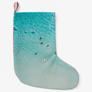 Surfer aus der Luft, klare Ozeane. Kleiner Weihnachtsstrumpf