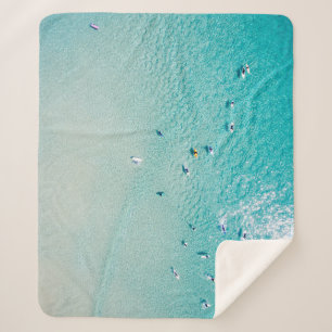 Surfer aus der Luft, klare Ozeane. Sherpadecke
