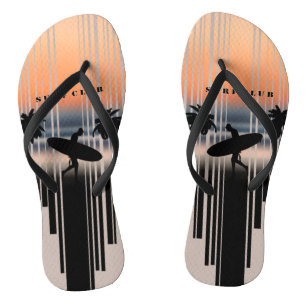 Surfer beim Gehen in den Strand bei Sonnenuntergan Flip Flops