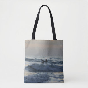 Surfer erwartet tasche
