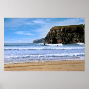 Surfer in der Nähe der Klippen von Ballybunion Poster