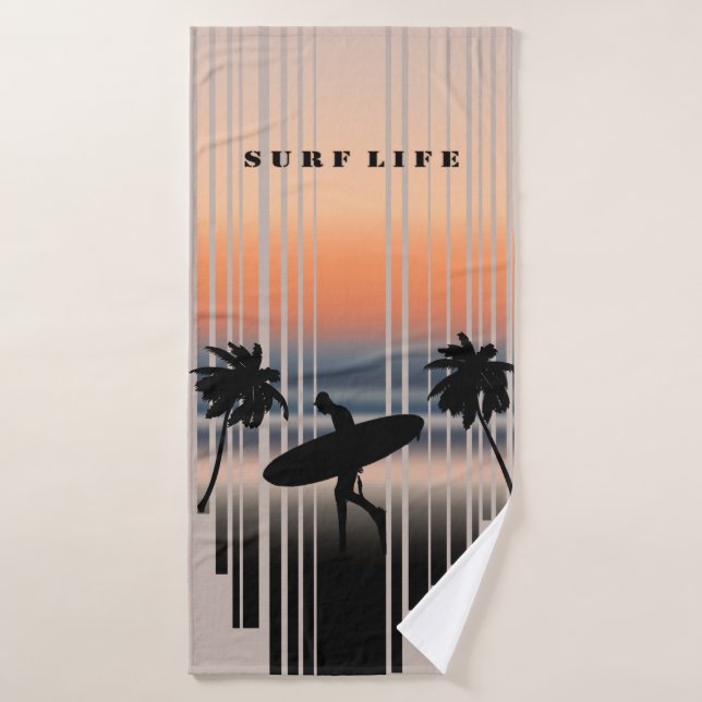 Surfer Marchant Sur La Plage Au Coucher Du Soleil  (Serviette de bain)