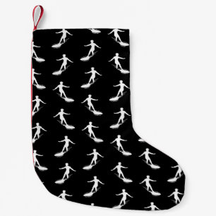 Surfer-Silhouette, die mit Surfbrett-Muster surft Kleiner Weihnachtsstrumpf