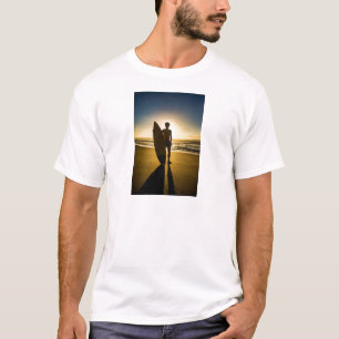 Surfer-Silhouette während des Sonnenaufgangs T-Shirt
