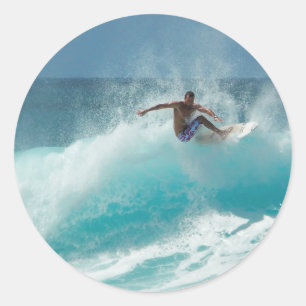 Surfer sur un autocollant rond à grande vague
