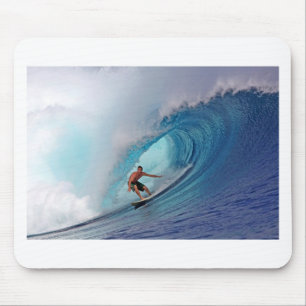 Surfer surfen eine riesige Welle. Mousepad
