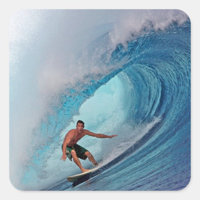Surfer surfen eine riesige Welle. Quadratischer Aufkleber (Vorderseite)