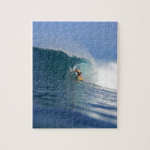 Surfer surfen große blaue Riffwelle