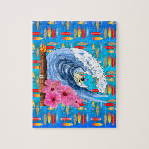 Surfer und Tiki Statue