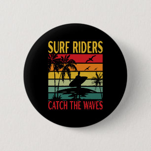 Surffahrer fangen die Wellen Button