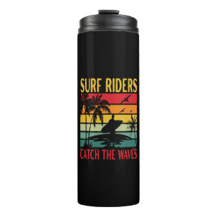 Surffahrer fangen die Wellen Thermosbecher