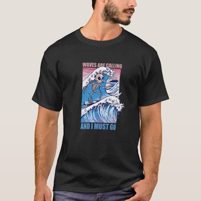 Surfing Waves Are Calling And I Must Go Skeleton S T-Shirt (Vorderseite)