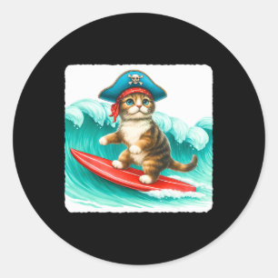 Surfkater mit Piratenhut auf Surfboard. Wellen Pl Runder Aufkleber