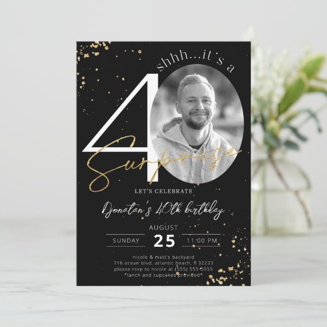 Surprise 40e anniversaire Black Gold Invitation ph (Debout devant)