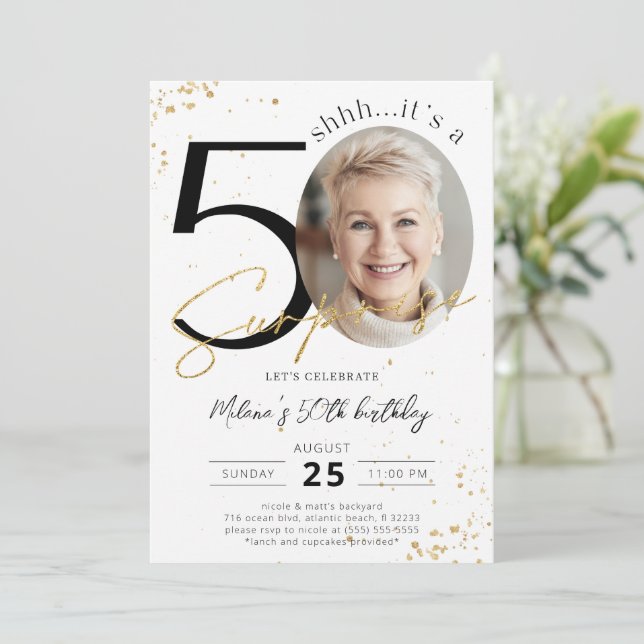 Surprise 50e anniversaire Gold Photo Invitation (Debout devant)