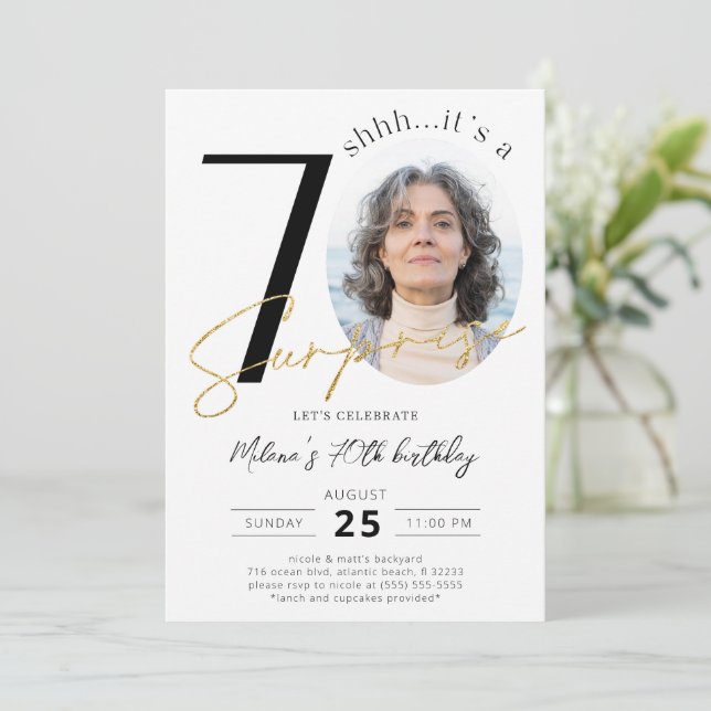 Surprise 70e anniversaire Gold Photo Invitation (Debout devant)