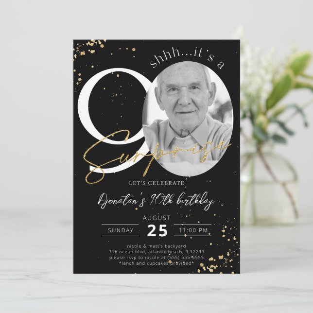 Surprise 90e anniversaire Black Gold Invitation ph (Debout devant)