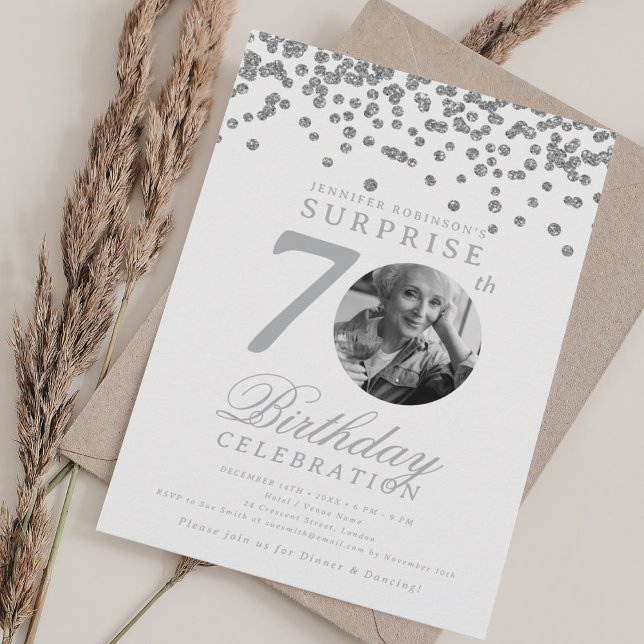 SURPRISE Photo 70th Birthday Party Silver Confetti Einladung (SURPRISE Photo 70th Birthday Party Silver Confetti Invitation)