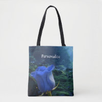 Surreal Blue Rose im Magischen Wald personalisiere