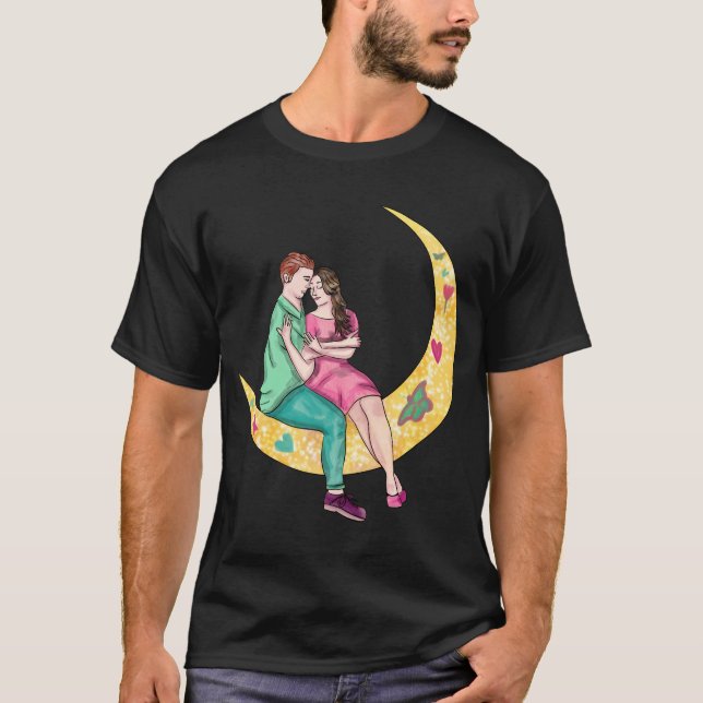 Surreal Couple Art sitzend auf dem Mond T-Shirt (Vorderseite)