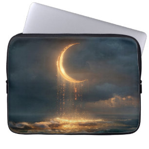 Surreal Goldener Halbmond über dem Ozean Laptopschutzhülle