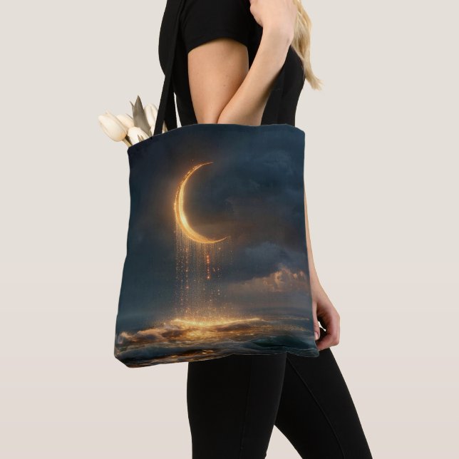 Surreal Goldener Halbmond über dem Ozean Tasche (Von Nahem)