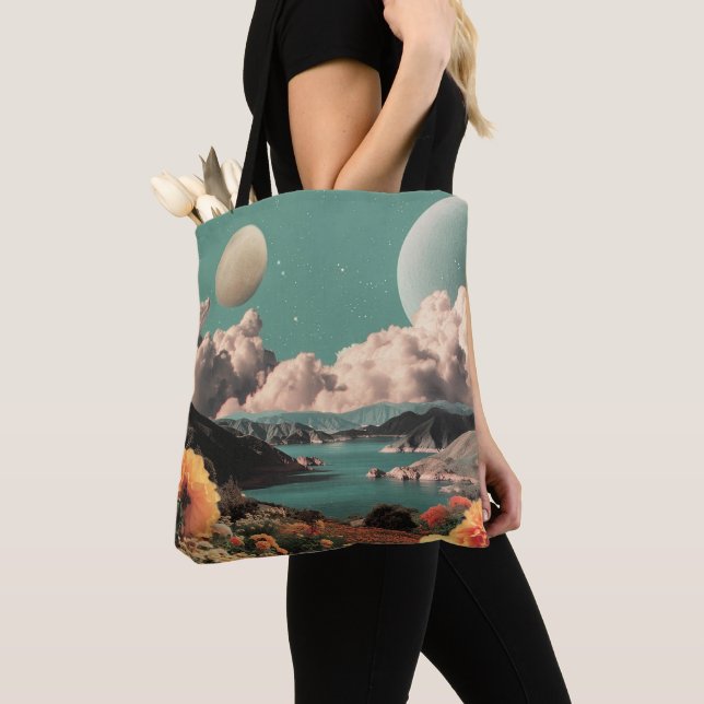 Surreal Mountain Landscape with Planets and Clouds Tasche (Von Nahem)