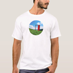 Surreal rote Tür in grüner Wiesenlandschaft T-Shirt