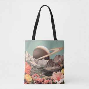 Surreal Saturn über dem Bergtal Tasche