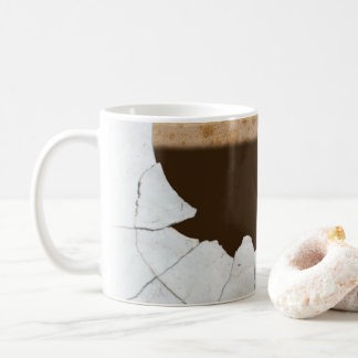 Surreal Tasse. Unmögliches gebrochenes und Kaffeetasse